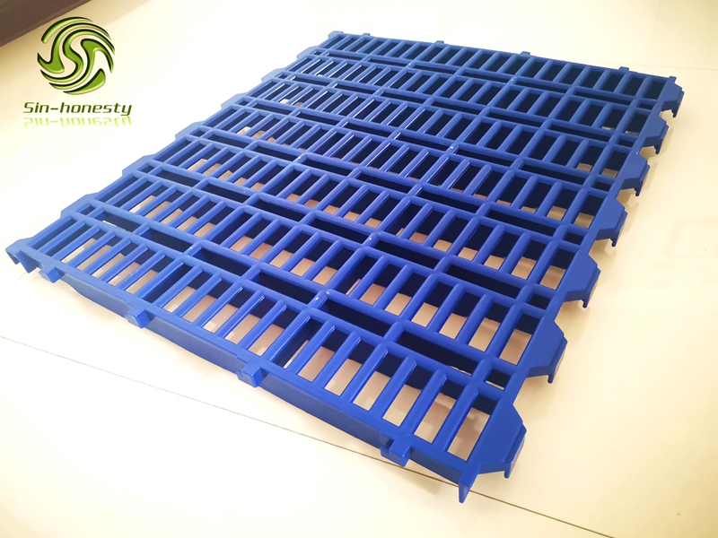 Plastic slatted floor for goat and sheep